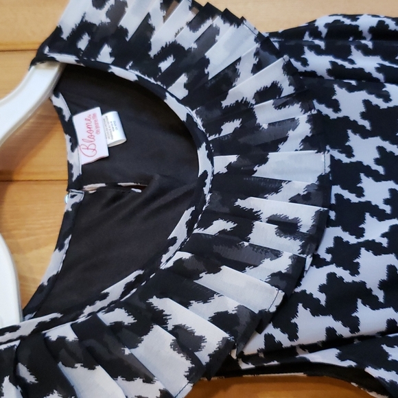 New Arts Fun BLOOM  de Jeune fille black and white with blue sash szgirls 10-12 - Picture 6 of 8